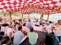 HH Swamiji and Yatri-s board 4 Bajra boats from Namo Ghat and depart for Raja Ghathi (26.03.2025)